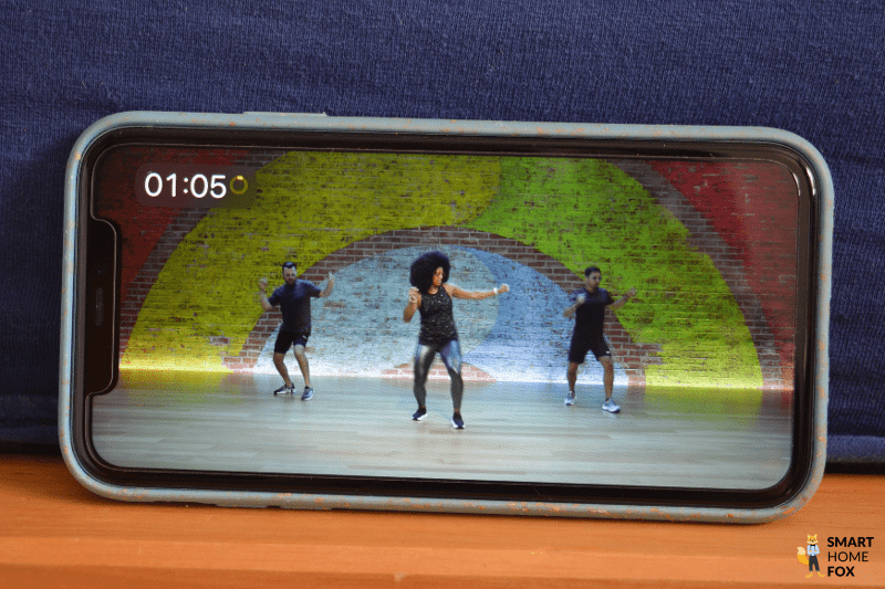 iPhone spielt Tanztraining mit 3 Personen ab